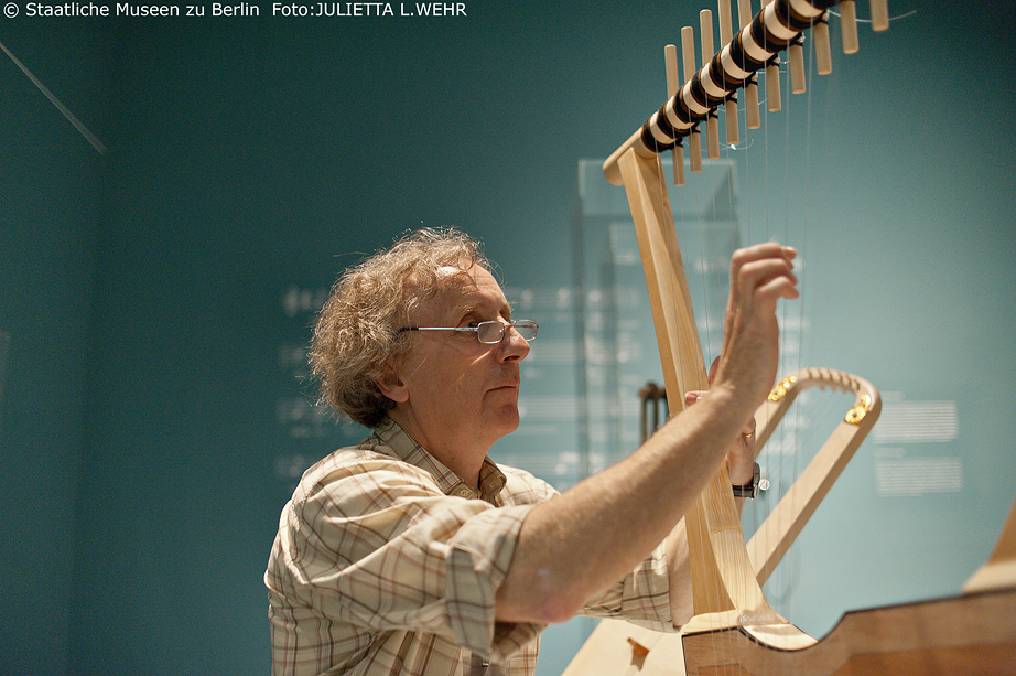 JdH _ Graham Lawson pitches the musical instruments (c) Julietta Wehr JdH _ Graham Lawson pitches the musical instruments (c) Julietta Wehr
