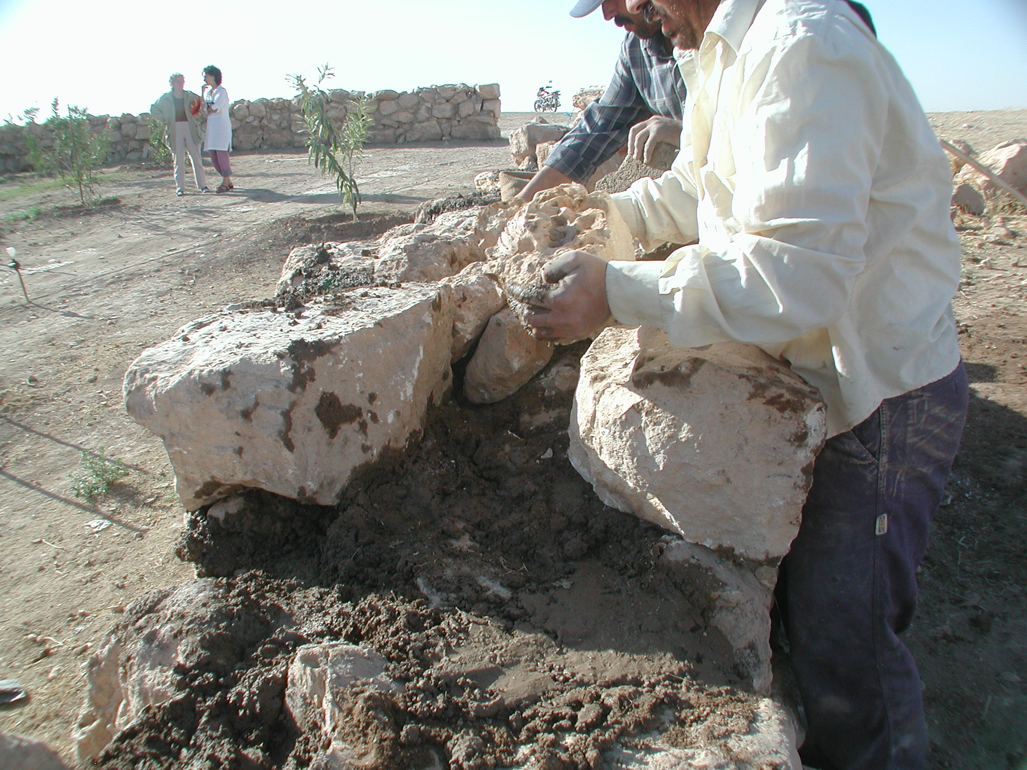 Experimental archaeology – building a stone wall (Tell Mozan, Syria) | © IIMAS