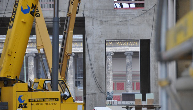 Blick von der Baustelle des Humboldt-Forums auf das Alte Museum | Foto: Nina Diezemann