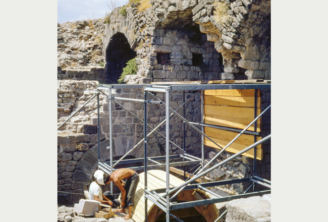 Pergamon, restoration and partial Anastylosis of the Traianeum: the temple as a training place | Photo: K. Nohlen (1980)