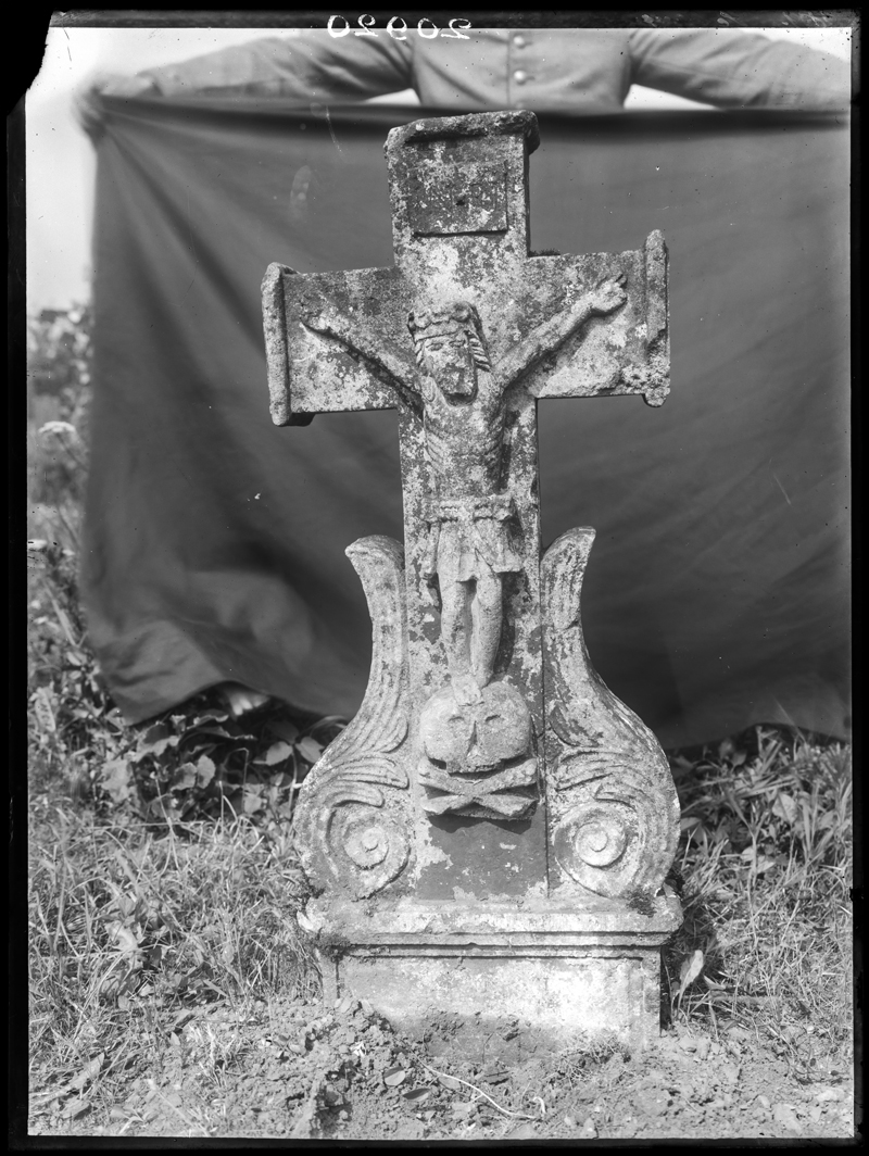 Wegkreuz in Selange (Belgien), Aufnahme der deutschen Kommission für die photographische Inventarisation der belgischen Kunstdenkmäler, 1917-1918, © KIK-IRPA, Brüssel (Belgien), Cliché B020920